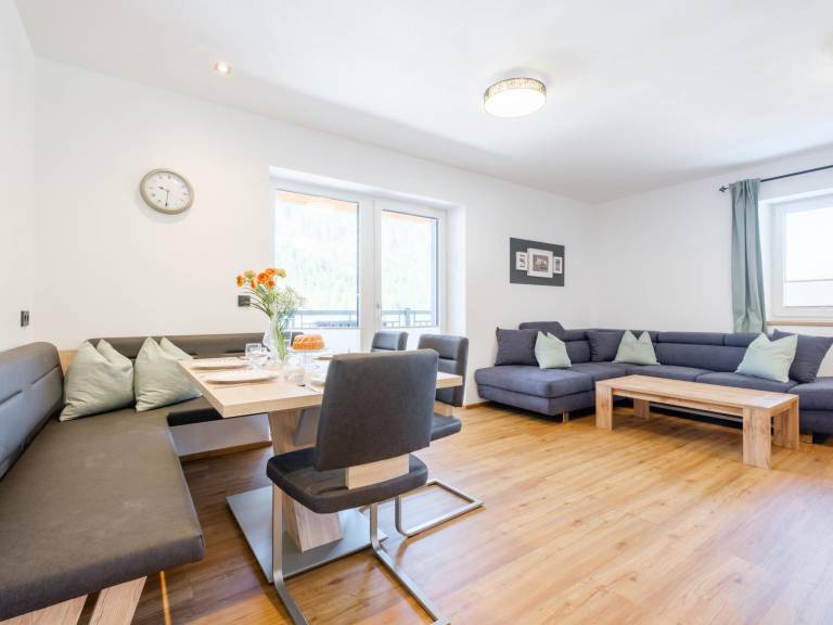 Moderne Wohnung mit Skiraum und Balkon