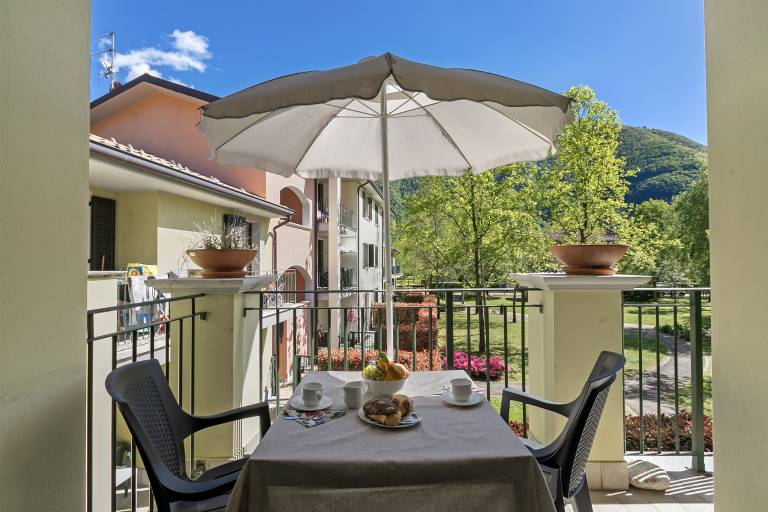Child-friendly rental apartment with terrace & garden | Mountain view | Close to the beach | Pets are welcome in Porlezza