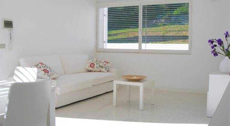 Holiday apartment with pool, patio & grill — photo 2