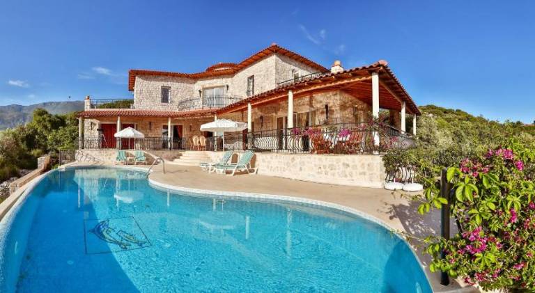 Fully equipped pleasant villa with terrace, private pool & yard | Pets allowed in Antalya