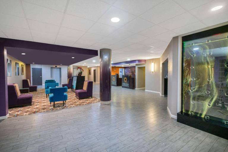La Quinta Inn & Suites by Wyndham Memphis Airport Graceland — photo 3