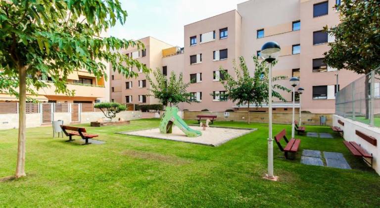 Apartment with private pool, yard & terrace — photo 5