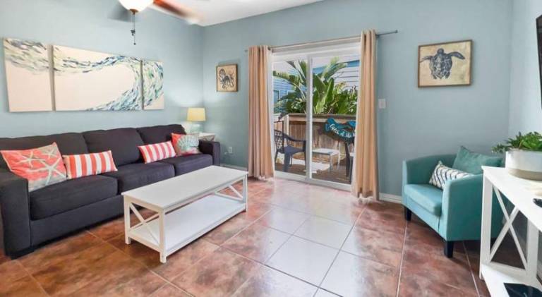1BR Quaint First Floor 3 min Walk to beach in Corpus Christi, TX