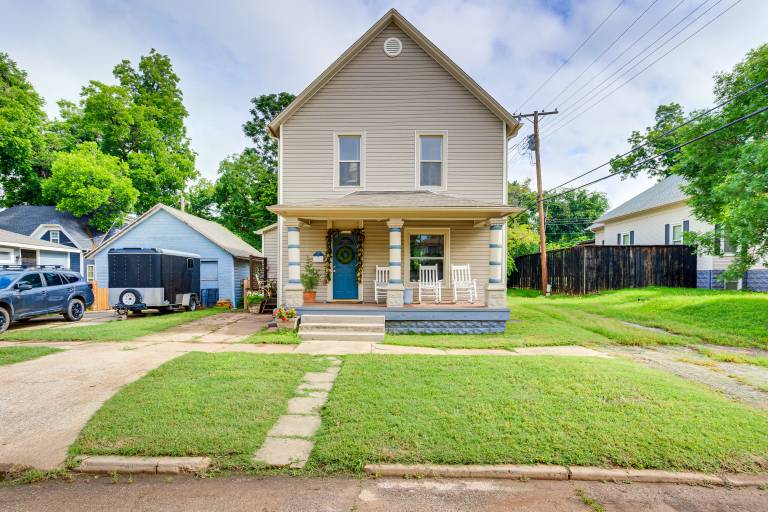 Walk to Downtown: Historic Guthrie Home on Mansur — photo 3