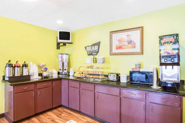 Travelodge by Wyndham Parkersburg — photo 4