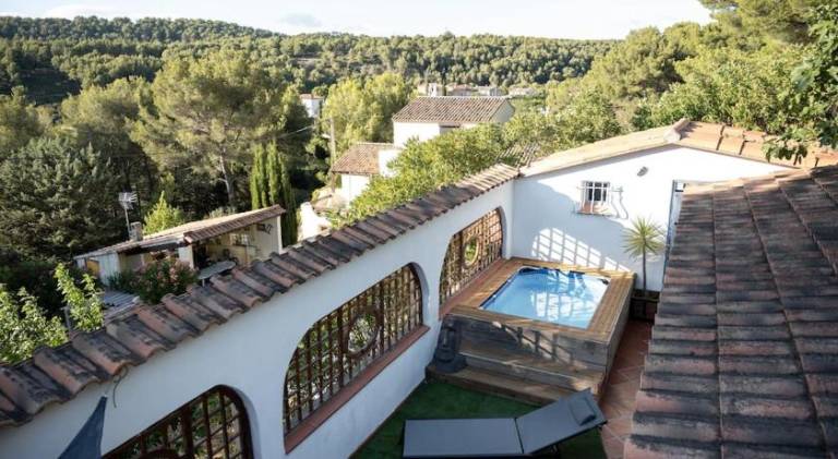 Fully equipped vacation home with terrace, private pool & grill | Pet-friendly — photo 3