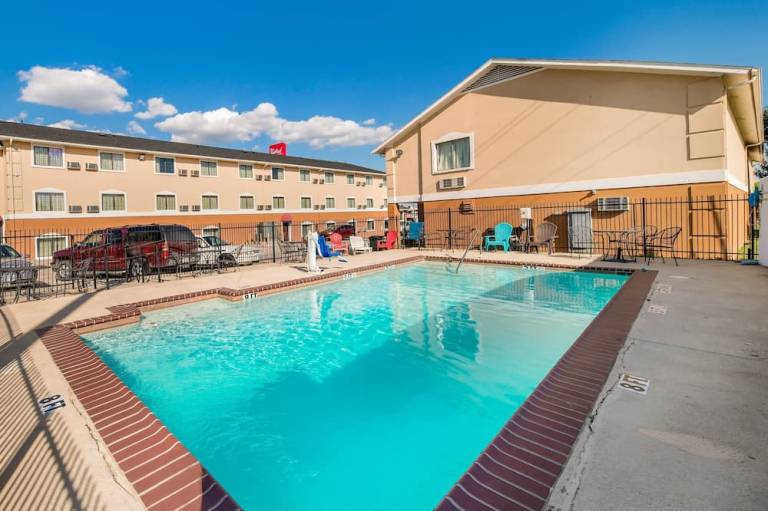 Red Roof Inn & Suites Denton