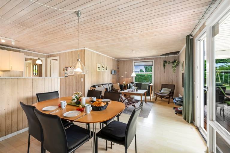 Vacation home with barbeque, yard & patio — photo 4
