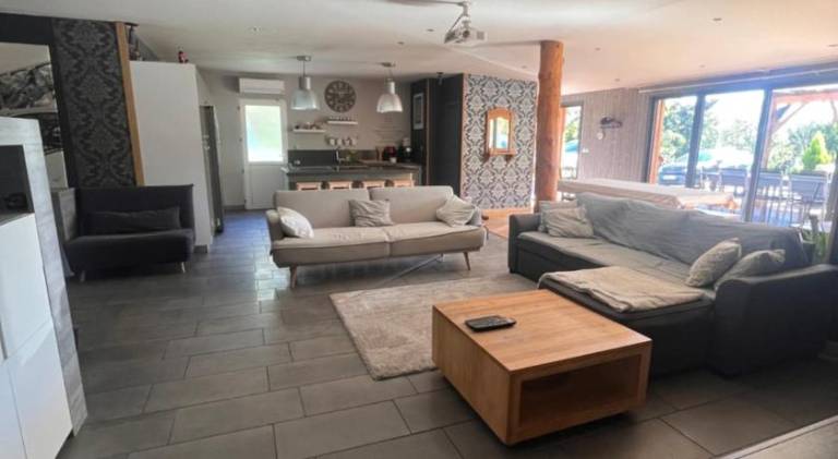 Chalet with pool & hot tub — photo 2