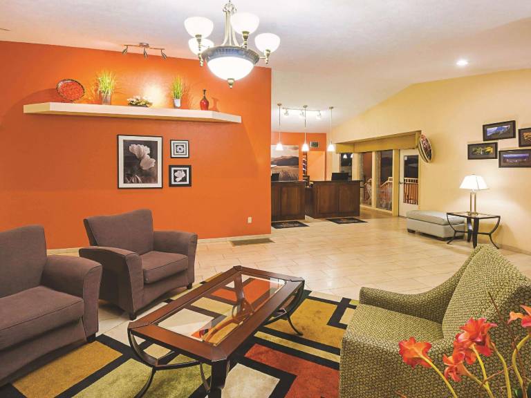 La Quinta Inn & Suites by Wyndham Woodburn — photo 4