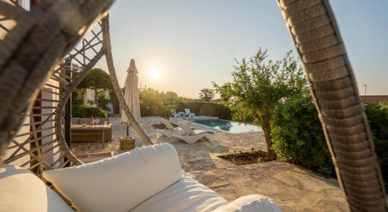 Wonderful villa with yard, patio & private pool | Next to the beach | Good for workation | Dogs allowed — photo 3