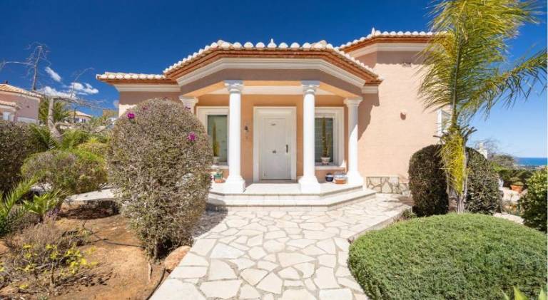 Villa with patio, garden & private pool | Perfect for remote work — photo 4