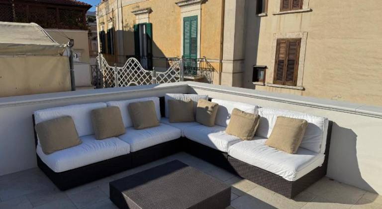 House with terrace & jacuzzi — photo 4