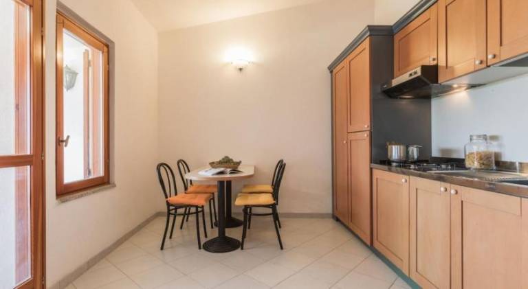 Serviced apartment with pool, patio & yard — photo 5