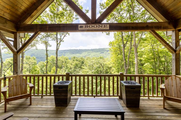 Family-oriented spacious cabin with BBQ & jacuzzi | Mountain view | Pets allowed in Boone, NC