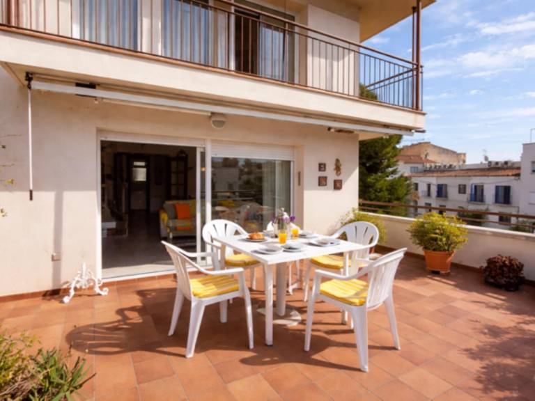 Apartment with garden, patio & pool — photo 3
