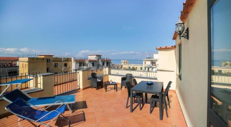 Apartment with yard & terrace — photo 4