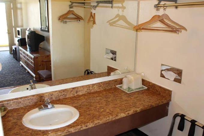 Travelers Inn & Suites — photo 4