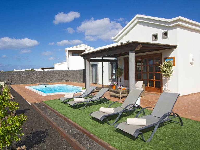 Pleasant vacation home with private pool, garden & patio | Pet-friendly — photo 2