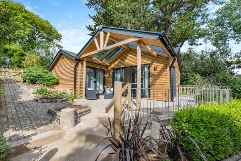 Lodge with garden & BBQ in Truro