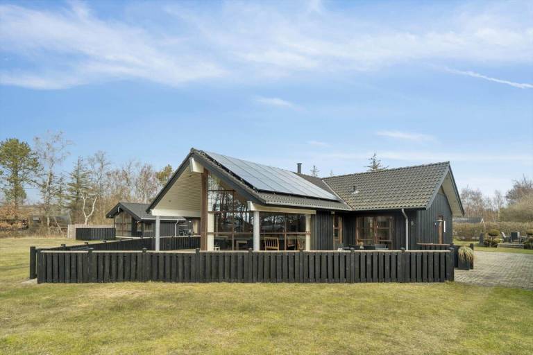 Fully equipped wonderful vacation home with sauna, hot tub & patio | Sea view | Pets allowed in Ebeltoft