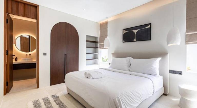 Luxury 3 bed beachside villa with cold plunge pool, rooftop & designer furniture — photo 2