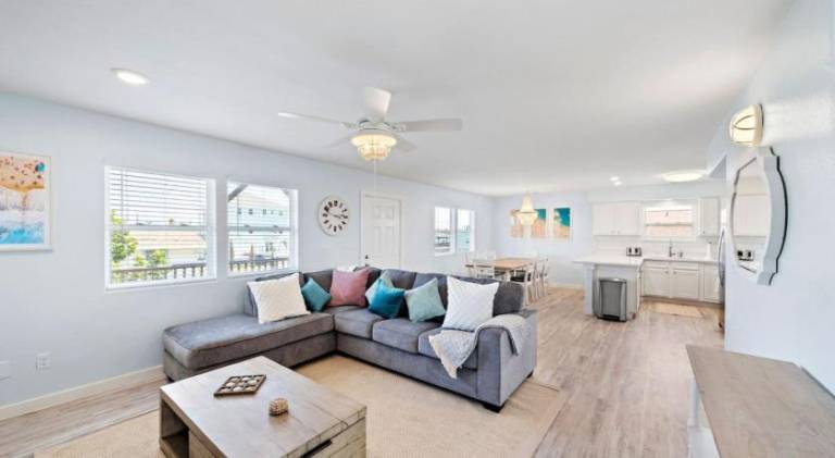 Stunning beach house with huge game room, close to beach — photo 3