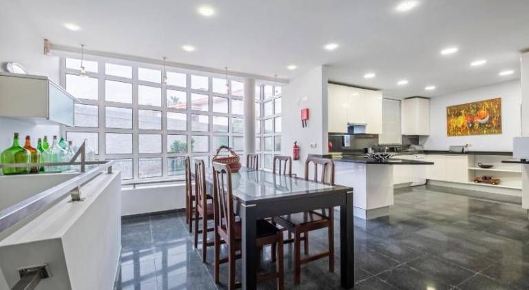 Fully equipped villa with BBQ, private pool & yard | Suitable for remote work | Pet-friendly — photo 2