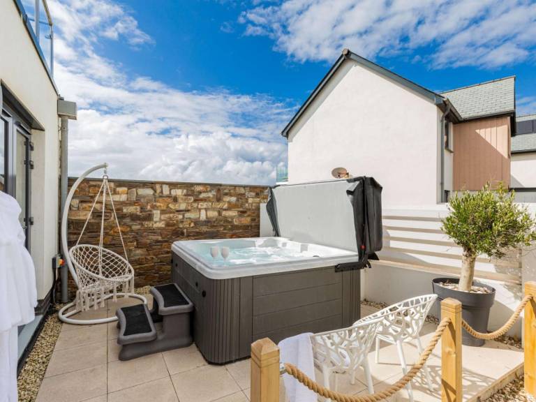 Cottage with hot tub & garden | Water view — photo 4