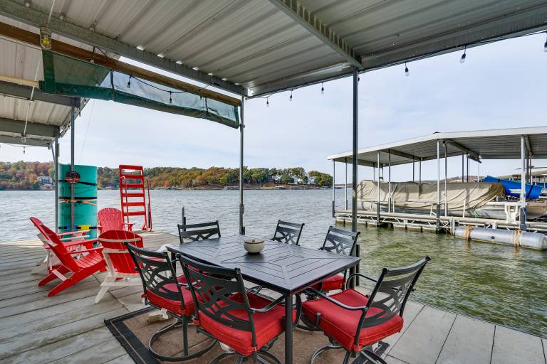 Fireplace, Deck & Grill: Lake Ozark Family Retreat — photo 4