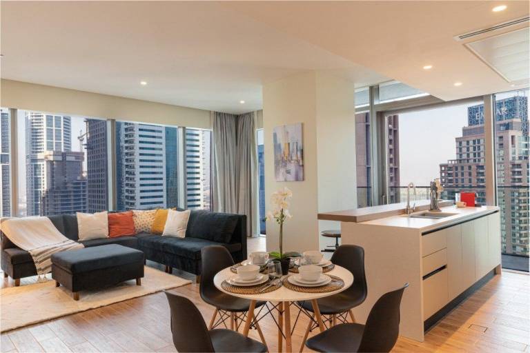 Holiday apartment with pool & hot tub in Dubai