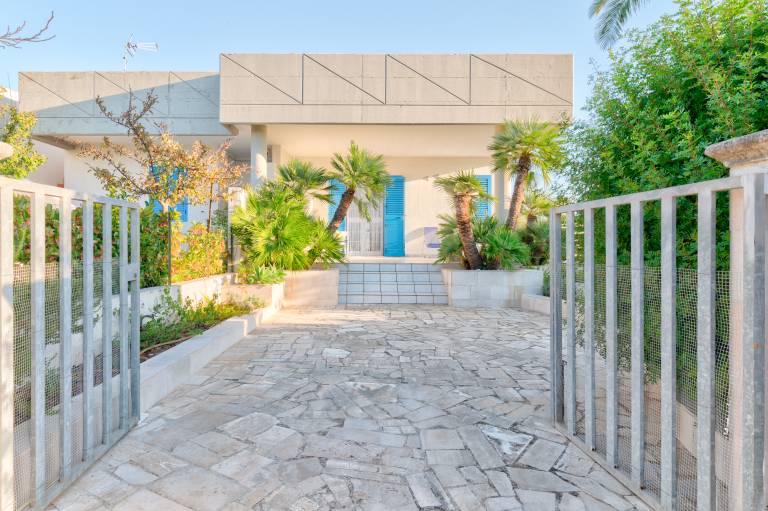 Family-friendly pleasant villa with yard & patio | Nature view | Close to the beach | Pets are welcome — photo 5