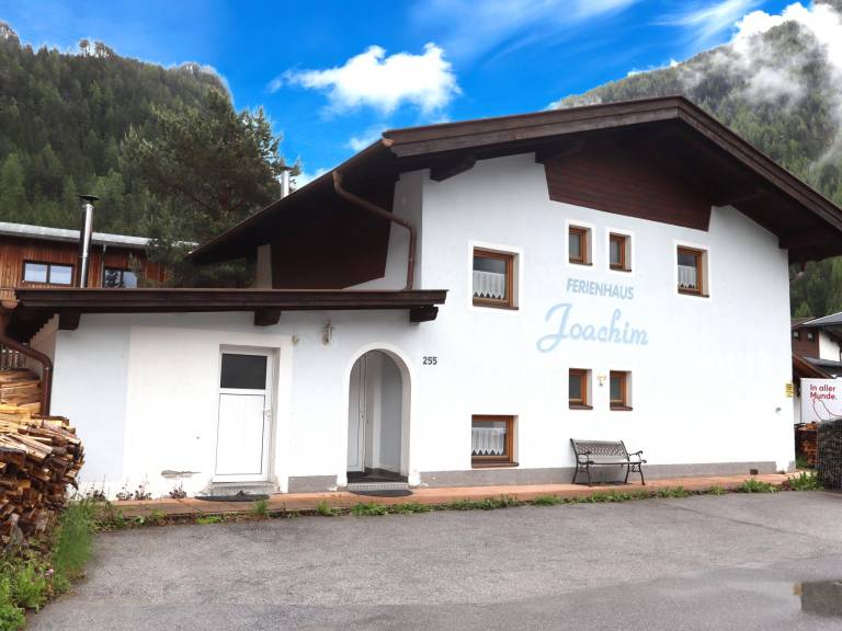 Ample house with terrace | Dogs allowed in Laengenfeld
