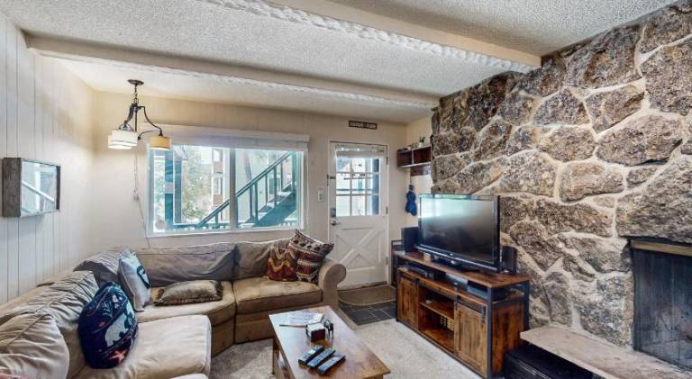 Rental apartment with heated pool, barbeque & patio | Perfect for remote work — photo 2