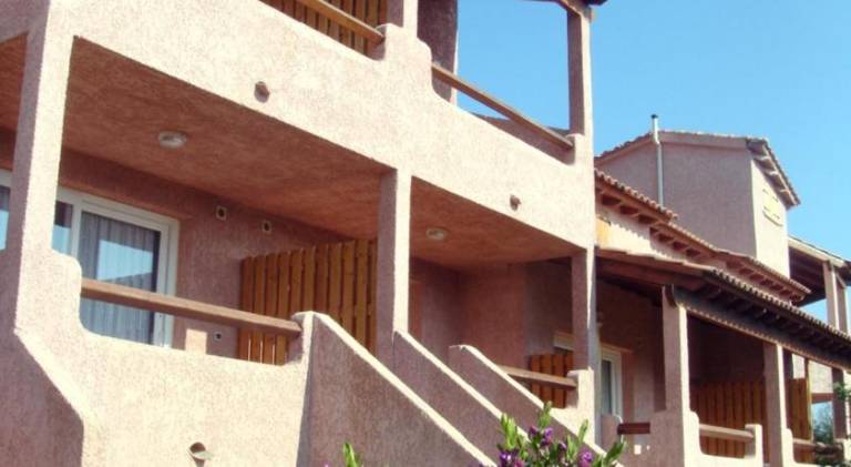 Serviced apartment with yard, barbecue & pool in Zonza