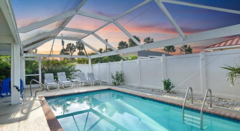 House with pool — photo 4