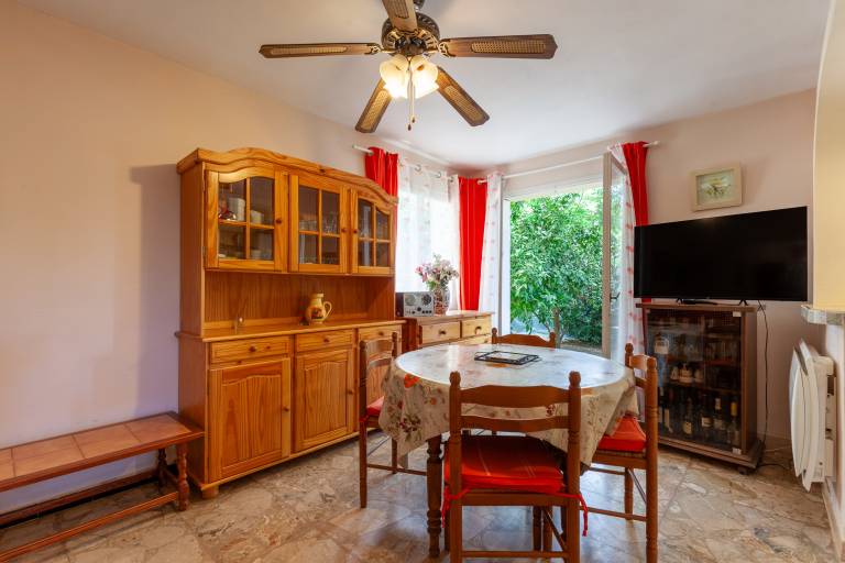 Family-friendly nice holiday apartment with BBQ, garden & fast internet | Garden view | Next to the beach | Pets are welcome — photo 4