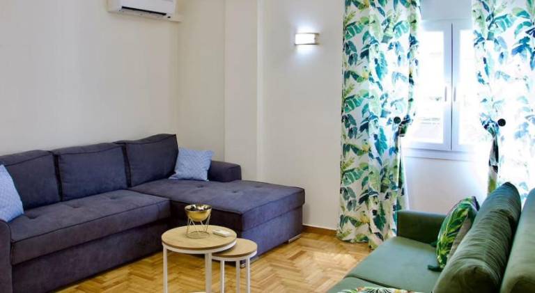 Apartment with patio & yard in Glyfada