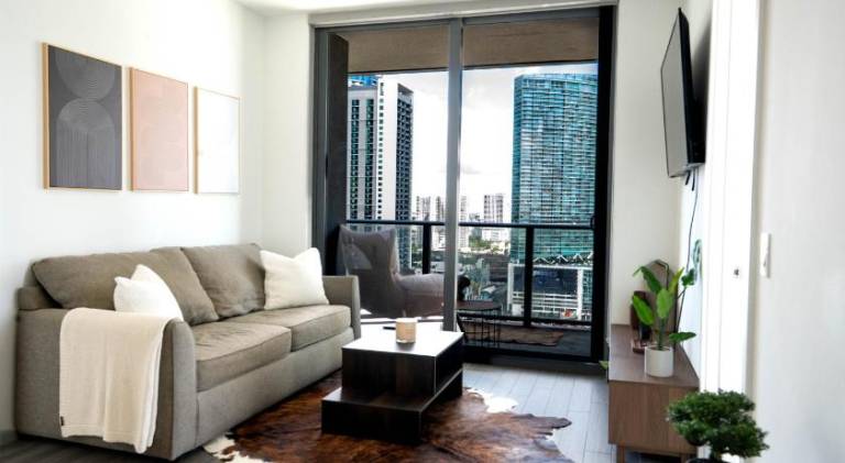 Nice apartment with hot tub & pool | Next to Bayside Marketplace | Dogs allowed — photo 2