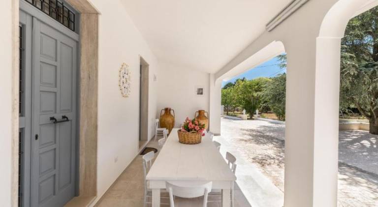 Villa with pool — photo 4