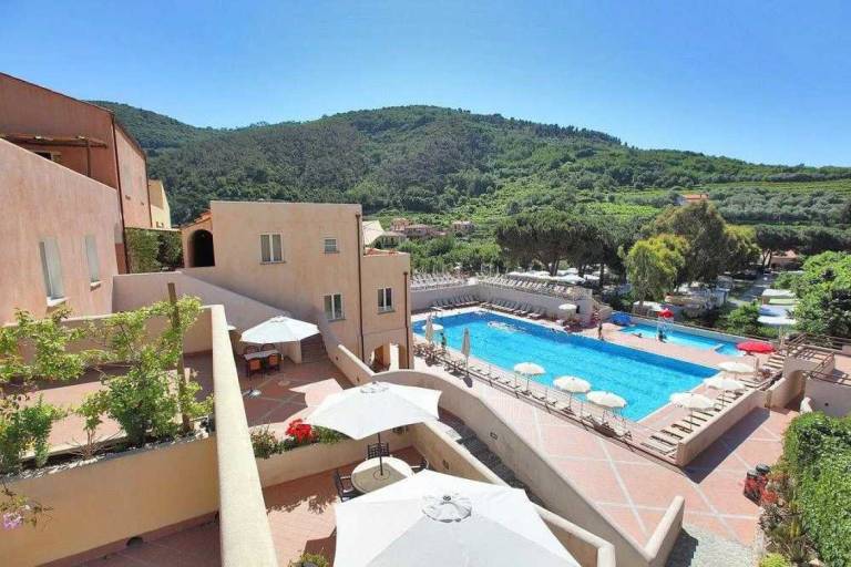 Camping suite with pool, terrace & garden — photo 3