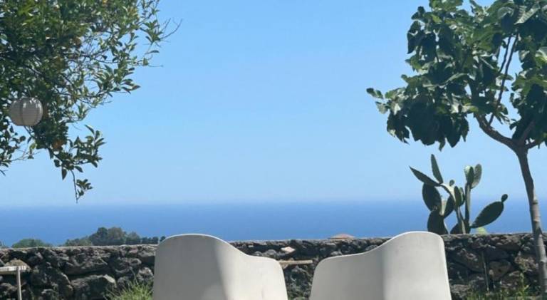 Apartment with yard & patio in Aci Castello