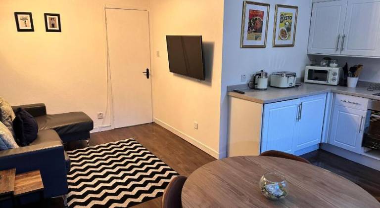 Charming rental apartment | Close to Glasgow Cathedral | Dogs allowed — photo 3