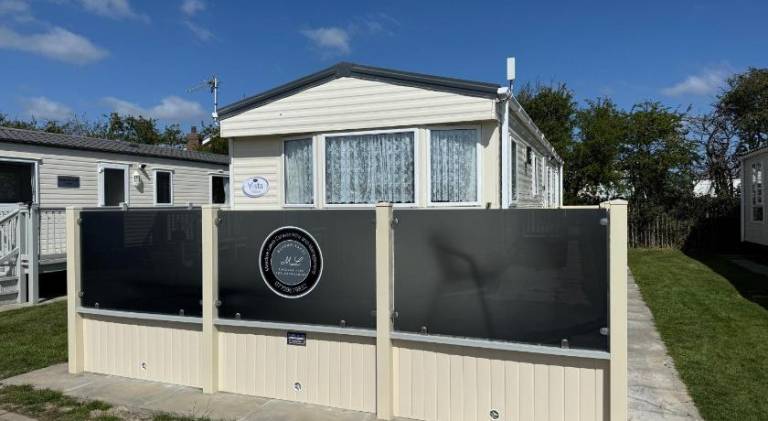 Sunnymede i15 Hot Tub - pet friendly, bed linen - Meadow Lakes Caravan & Lodge Hire in Skegness