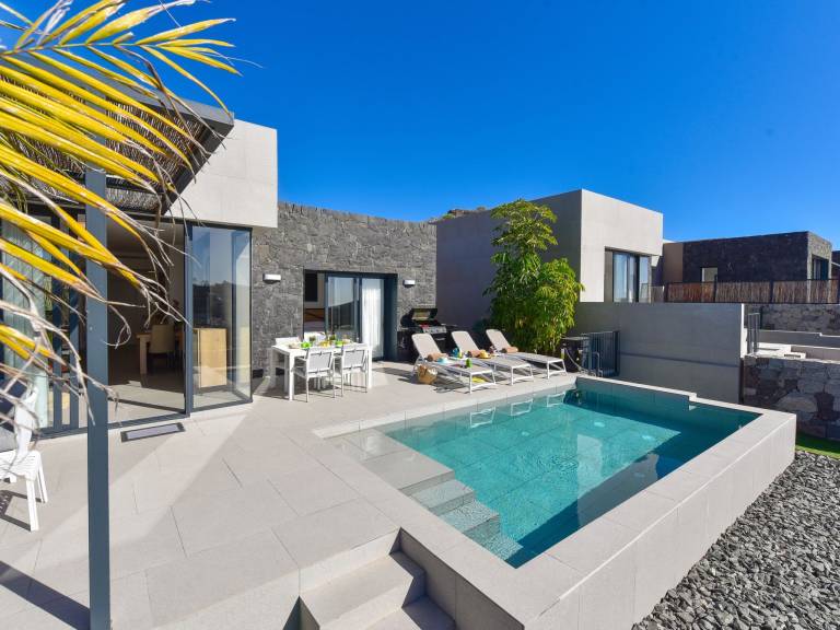 Vacation home with terrace, private pool & yard | Mountain view — photo 2