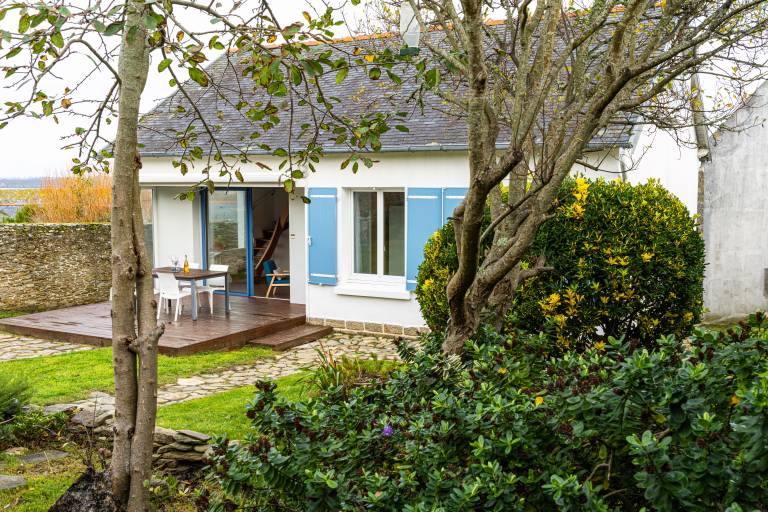 House with terrace & yard | Beach view — photo 2