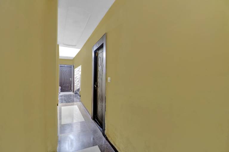 OYO 82518 hotel Royal in — photo 5
