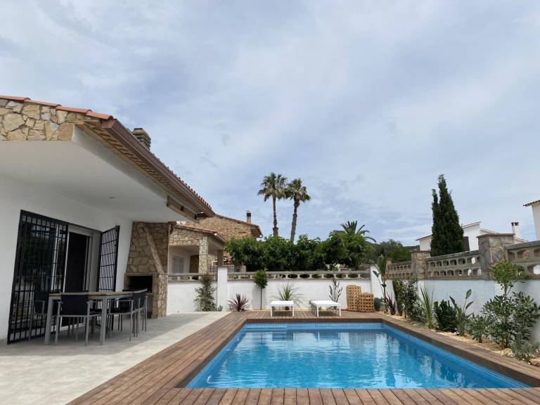 Villa with private pool, yard & grill — photo 4