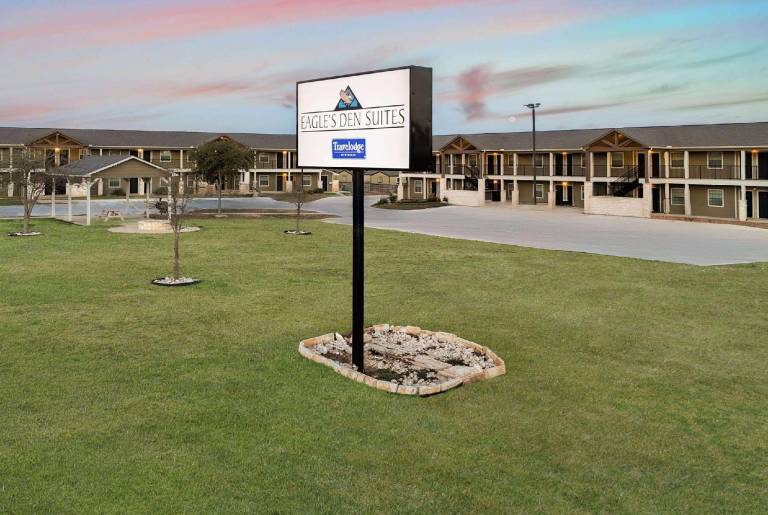 Eagle's Den Suites Cotulla a Travelodge by Wyndham — photo 5