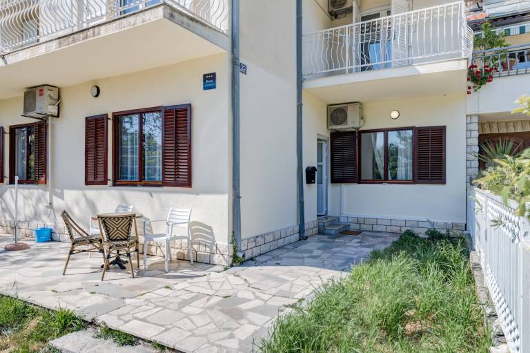 Children-friendly holiday apartment with terrace & garden | Next to Ivan Meštrović Gallery | Beach view | Pet-friendly — photo 2